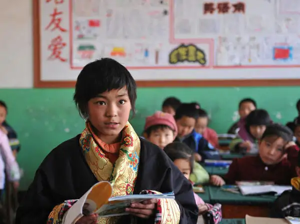 一中有一群来自贡嘎的藏族孩子们他们从贡嘎雪域高原来到长沙求学语言