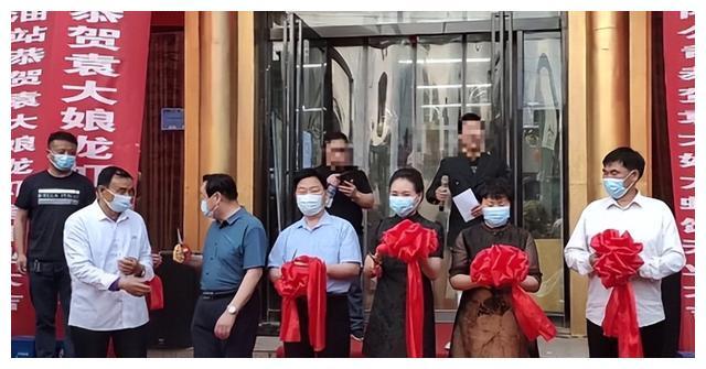 知名歌手袁庆龙虾店开业大衣哥空降到店捧场人气火爆喜气洋洋
