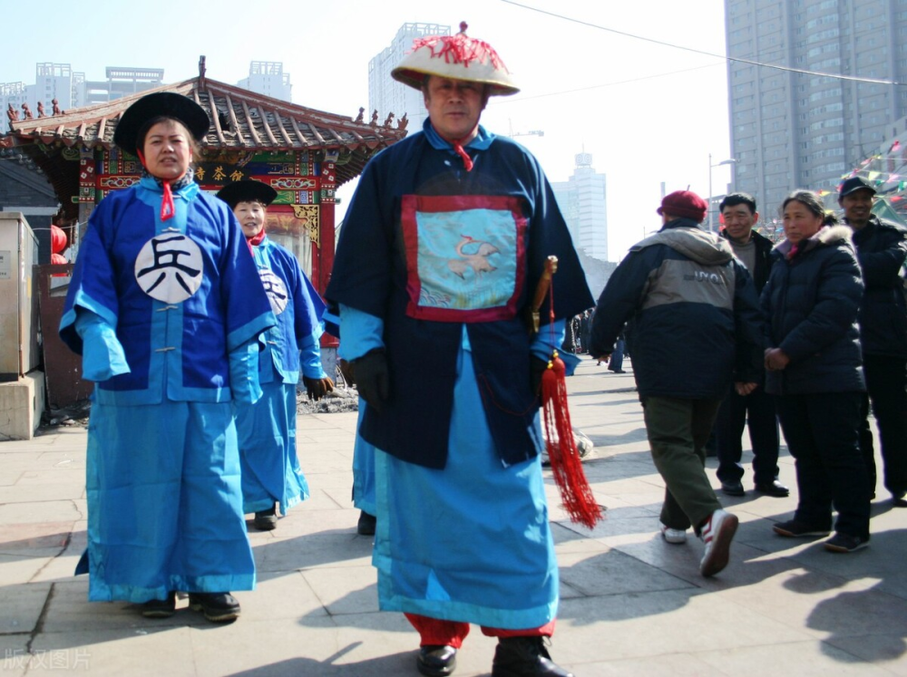 清兵衣服上有兵丁卒勇不同的字代表地位也天差地别