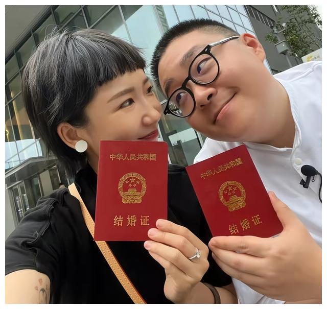 郝劭文520与老婆领证,小两口贴头合影秀结婚证,夫妻相超足_腾讯新闻