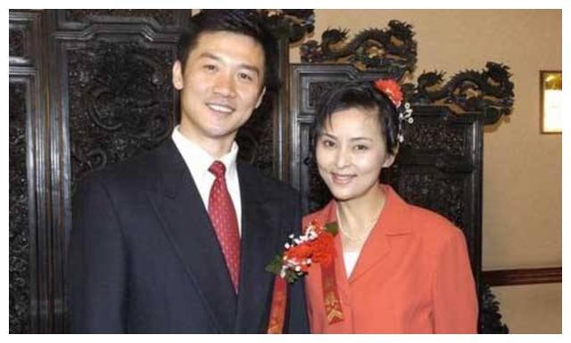 黃志忠前妻何音帶兒子嫁小9歲丈夫結婚11年幸福美滿