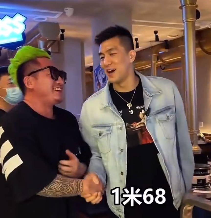 "李二狗开始调侃郭艾伦的身高,"我身高1米58,伦哥资料显示190,"郭艾伦