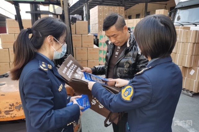 在寧波慈溪市餘慈物流園區,安徽籍司機張師傅收到了慈溪運管所工作