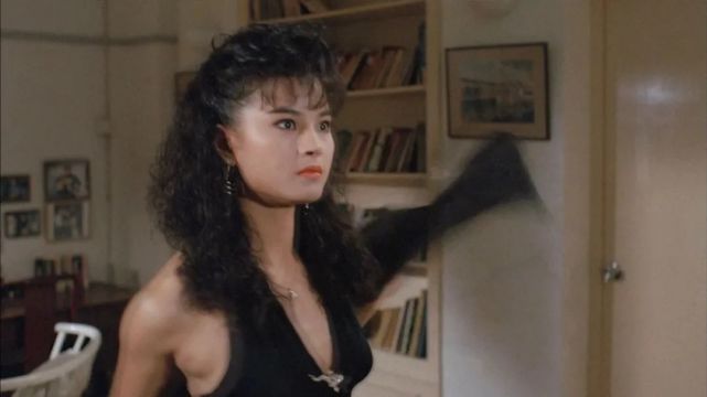 黎燕珊,出道后就获得亚视力捧,但并没有大红,于是3年约满后就进军电影