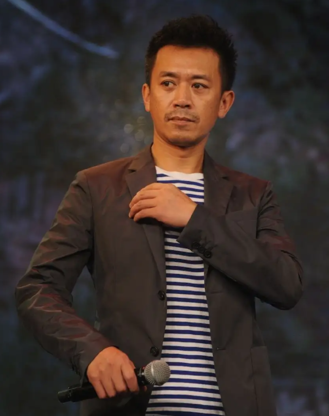 50岁王学兵现状曝光显落魄带儿子在路边买水果嫌太贵不停砍价