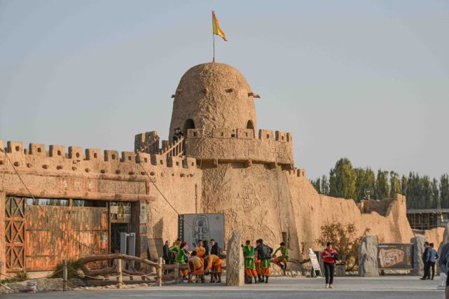 便能在在路旁看到乌孙,龟兹,楼兰,等古西域国度的经典建筑