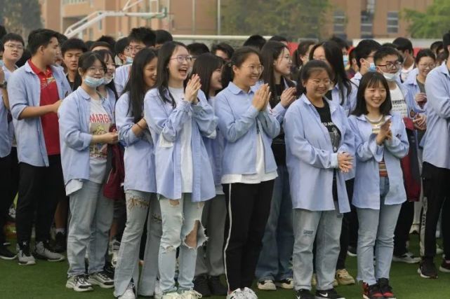 积力蓄势 迎战高考——记绵阳南山中学双语学校高三年级趣味运动会