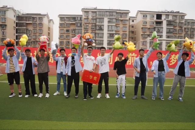 积力蓄势 迎战高考——记绵阳南山中学双语学校高三年级趣味运动会