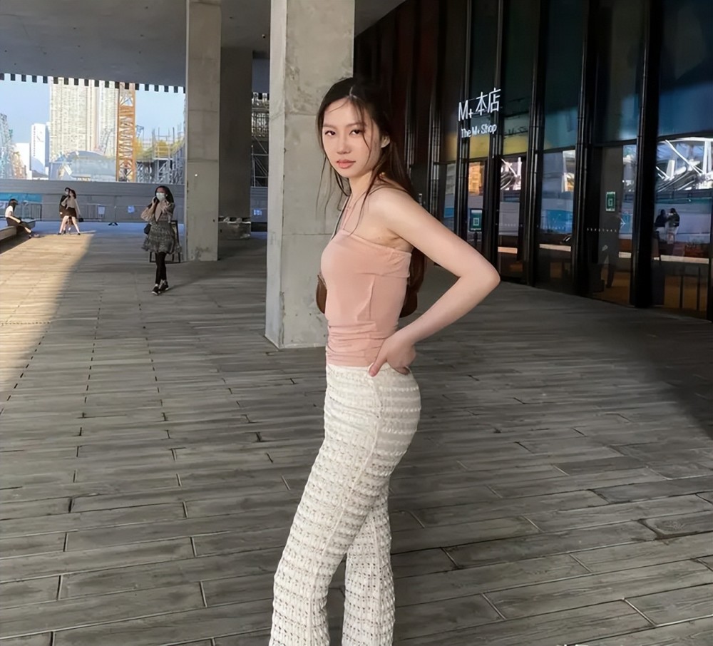 18岁甄济如返港看展,秀"九头身"模特身材,甄子丹