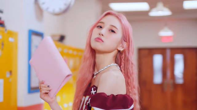 lightsum的团名是由light和sum合成而出的词,象征着