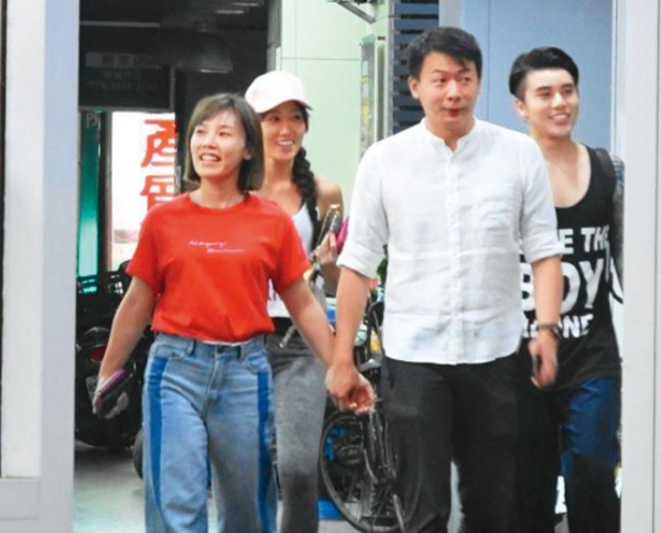 据传,李佳薇跟老公廖先生相识4年,当年廖先生开活动公司,因为工作关系