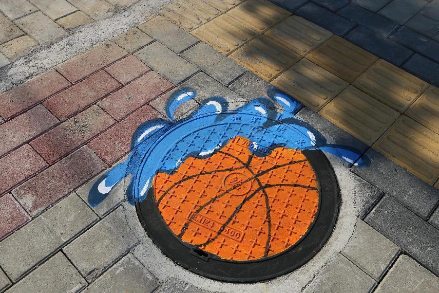 创意涂鸦让井盖变景盖河南淮滨城市文化建设从细节开始