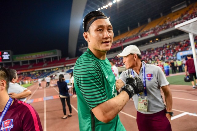 重庆门将邓小飞:球员已经做了该做的一切,希望球迷能理解