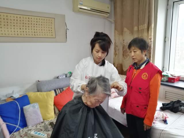 安达市弘宇文化家庭和谐促进会开展益剪爱公益理发活动