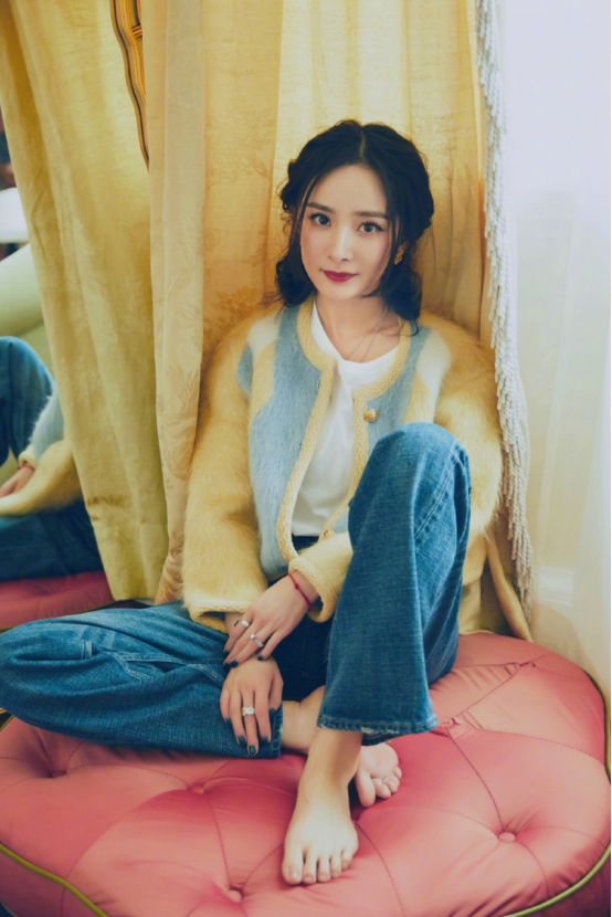 杨幂的日常精致穿搭真是讨巧!轻松的穿搭风格,还真是减龄又精致