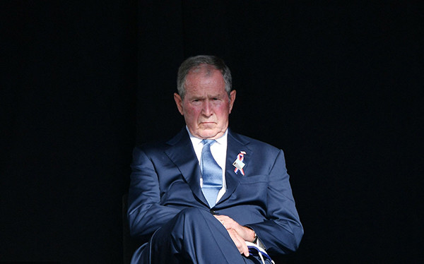 FBI挫败暗杀小布什的阴谋，嫌犯称是为报复美国入侵伊拉克中间的英文