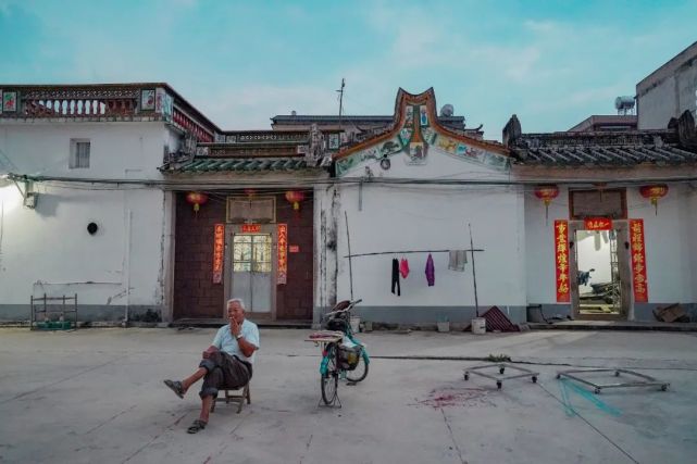 广东揭阳市揭西县这座古村太奇特,门上藏着家史,还建在风水宝地