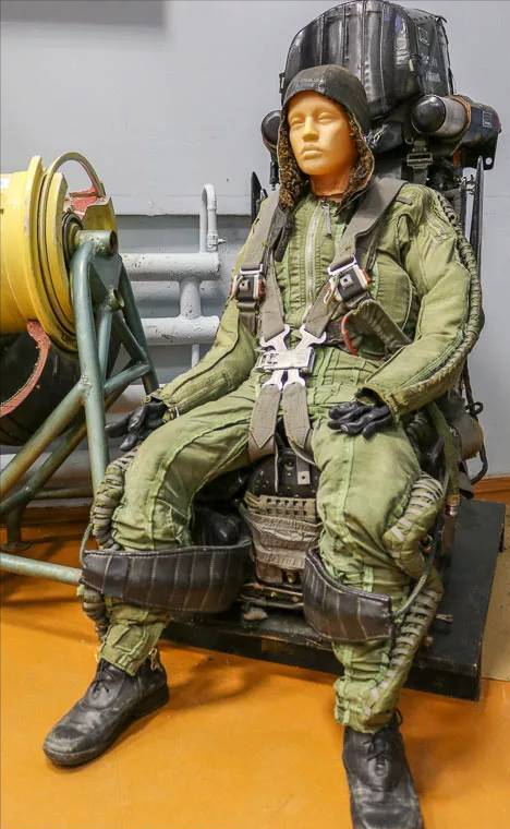 改为配备中航工业航宇救生装备公司的hty5弹射座椅;不过,为与"枭龙"