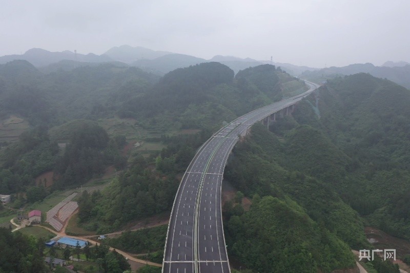 央广网贵州5月25日消息 贵阳至黄平高速公路将于5月31日全线通车.