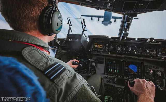 从c-17运输机驾驶舱内拍摄飞行全过程 密集编队让飞行员压力陡增