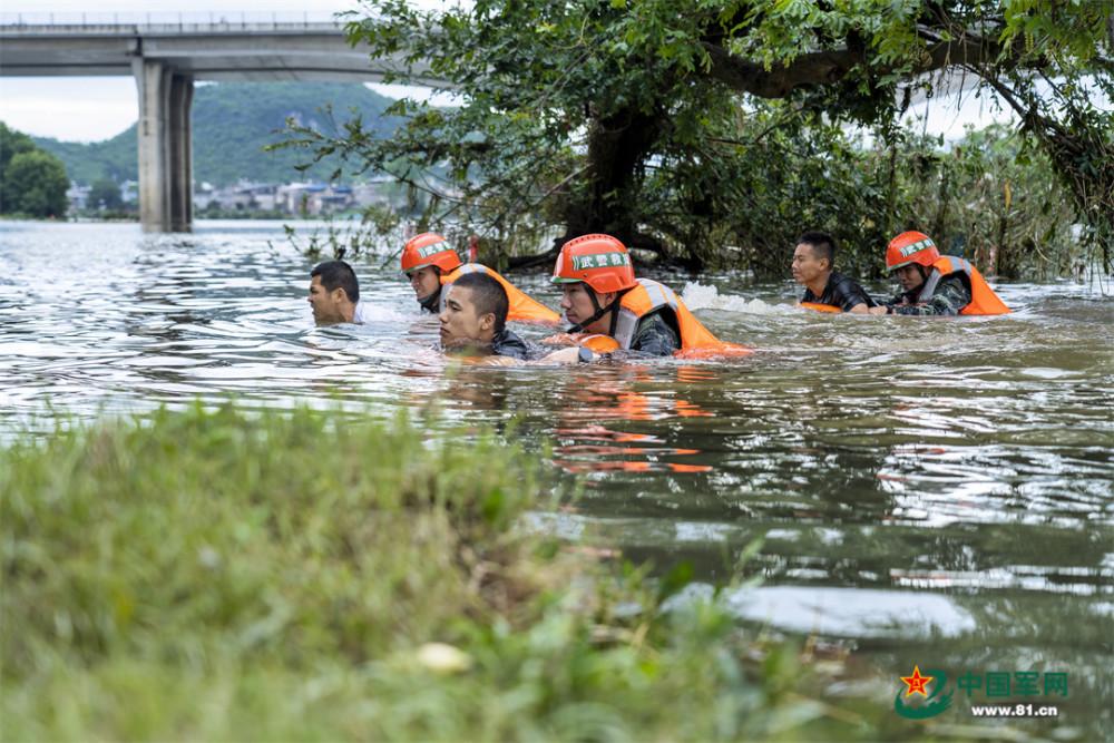 劈波斩浪！武警桂林支队锻造水上救援尖兵制定旅游计划英语对话