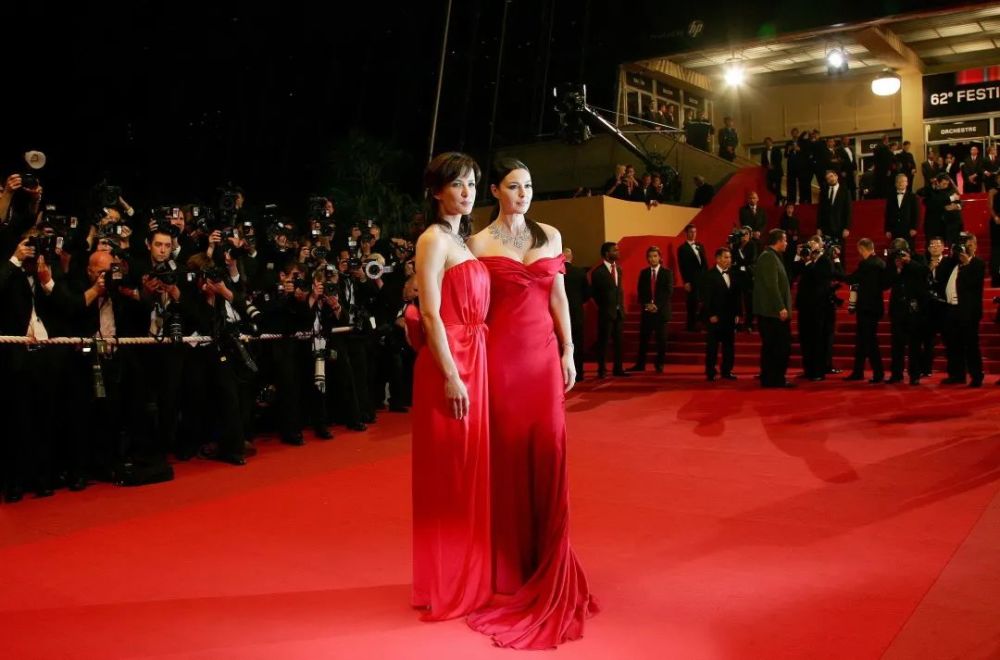 终于等来这两位女星同框走红毯，美了