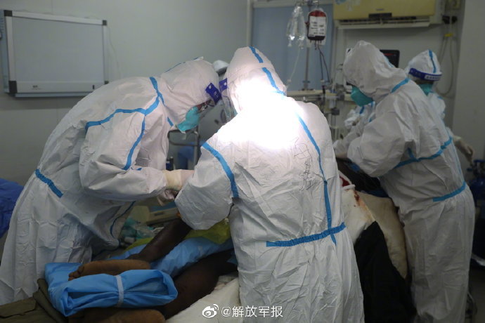 陆军第957医院成功实施阿里地区首例无痛支气管镜检查及镜下肺泡灌洗术