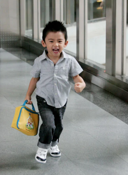 14岁的谢振轩长得越来越像爸爸谢霆锋与弟弟可继承10亿家产