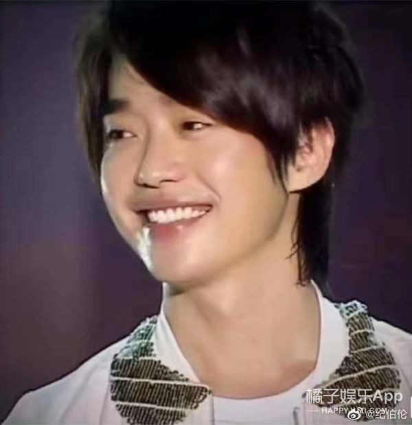 还记得《微笑pasta》中的何群吗?现在是叔圈天花板?
