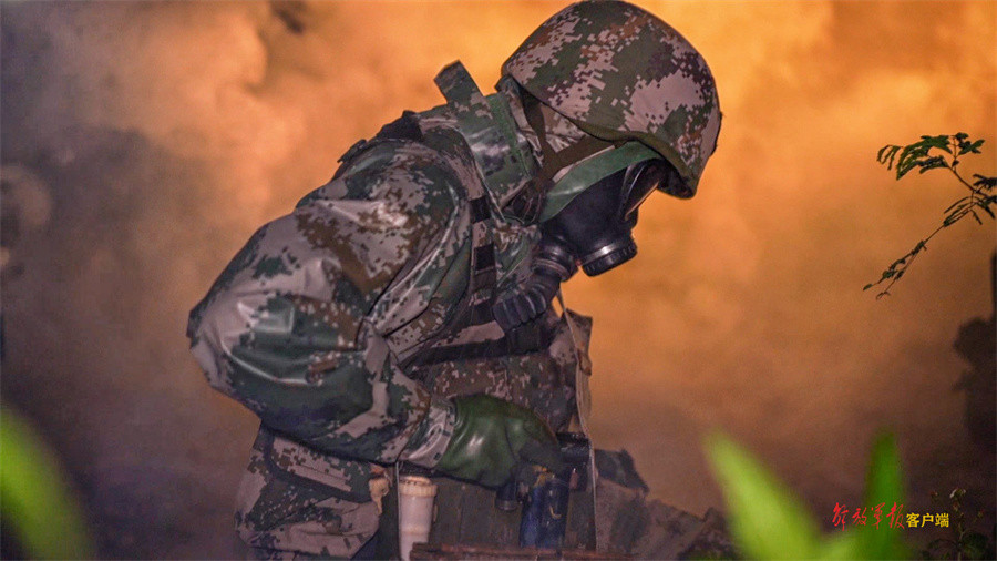 防护服的"内外温差"让防化兵们汗流浃背他们却依旧冒着生命危险与各类