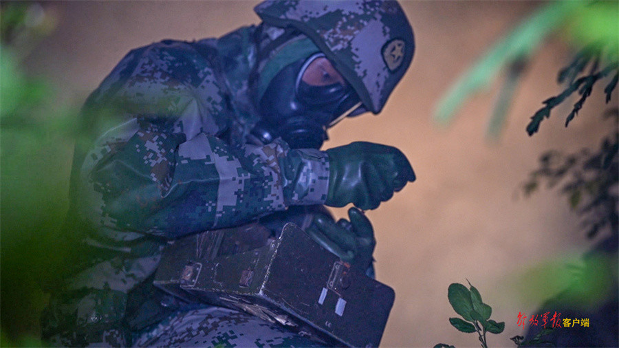 兵们汗流浃背他们却依旧冒着生命危险与各类化学毒剂展开"殊死搏斗"