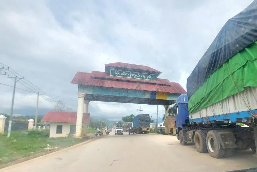 缅泰边境数百辆货车等待通关，车队延绵数公里