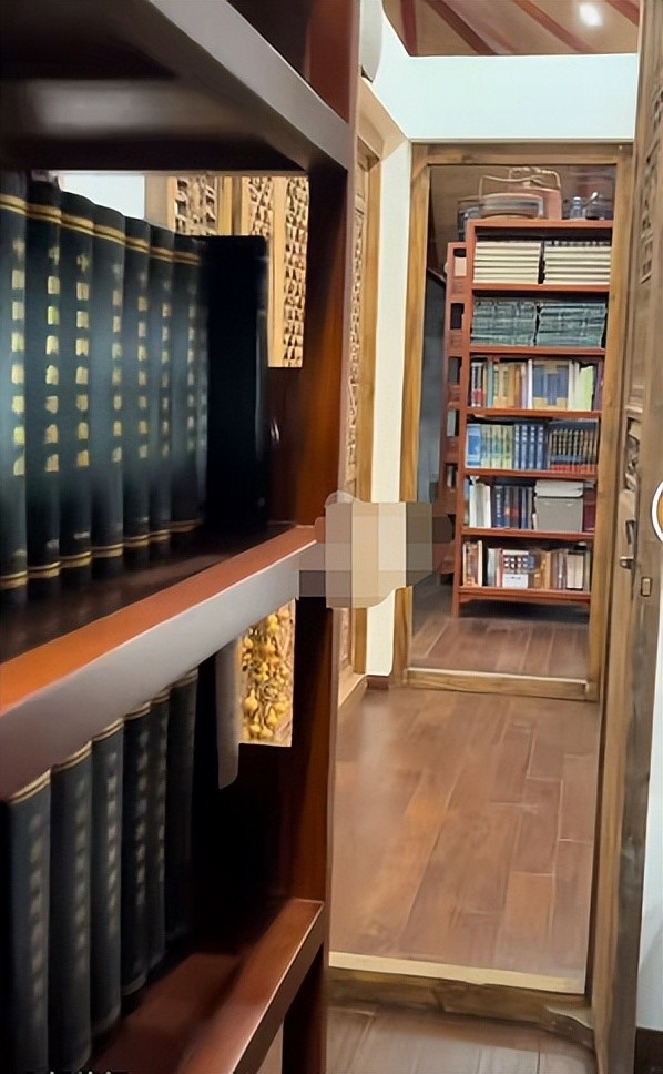 郭德纲在家中听小曲看书,内景曝光面积大,还有古玩收藏_腾讯新闻