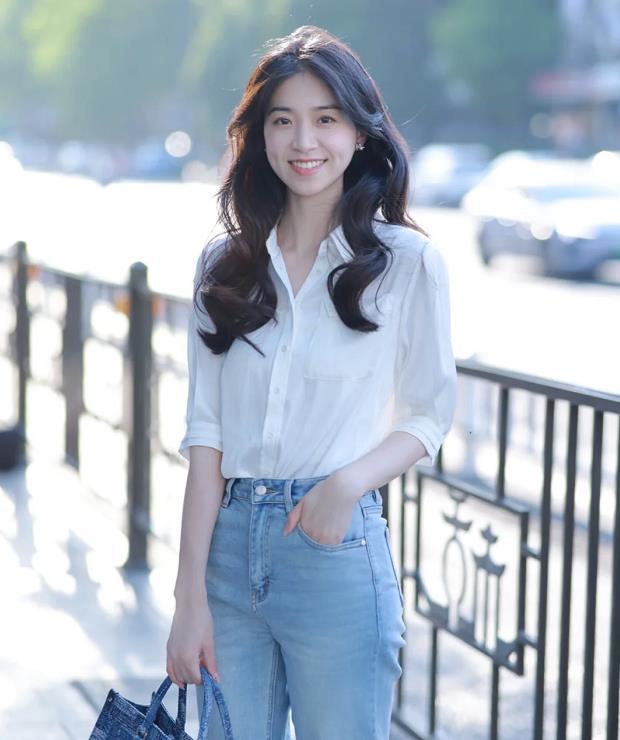 讲真,白衬衫还是配牛仔裤更时尚,减龄又好看!