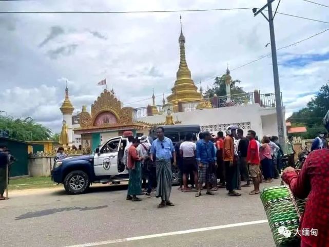 緬甸一對戀人約會時正耳鬢廝磨,3名持刀歹徒上前就砍