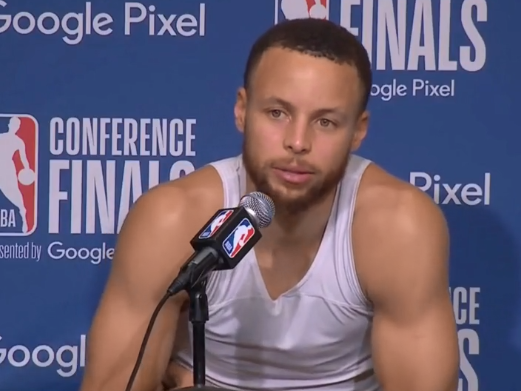 太壮了库里穿白色背心接受采访手臂粗了一大圈增肌效果太明显