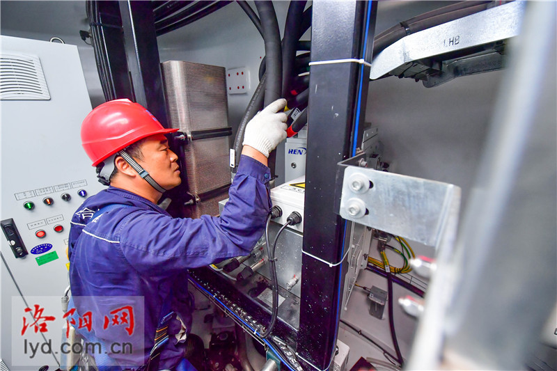 风电运维员烈日下高空作业挥洒汗水保供电高清图