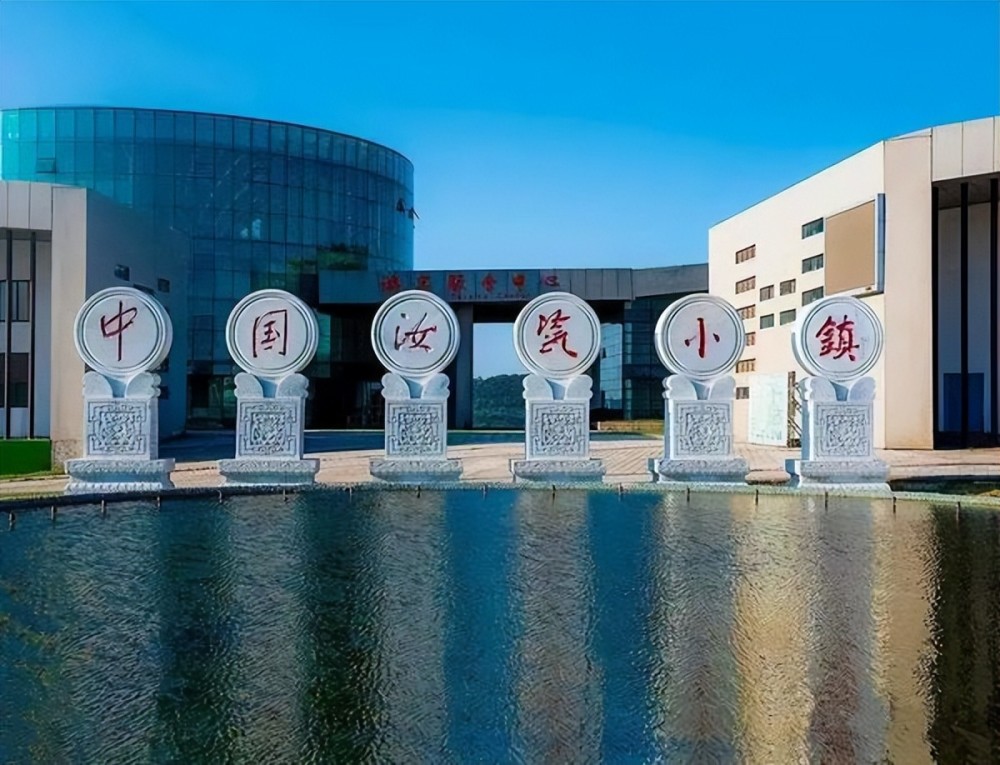 汝瓷小镇游客服务中心汝瓷小镇为汝瓷复兴提供了良好的平台和弃机
