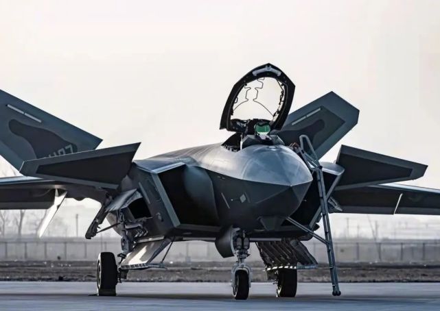印媒歼20双座改进型战力翻倍世界首款人工智能指挥型隐身战机