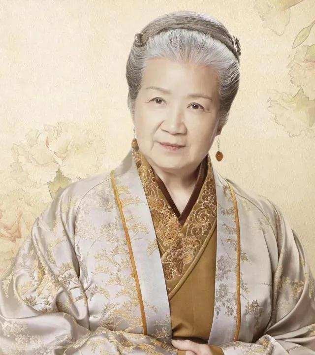 这才是微胖奶奶想要的优雅:78岁曹翠芬穿衣很大方,越老越耐看插图1