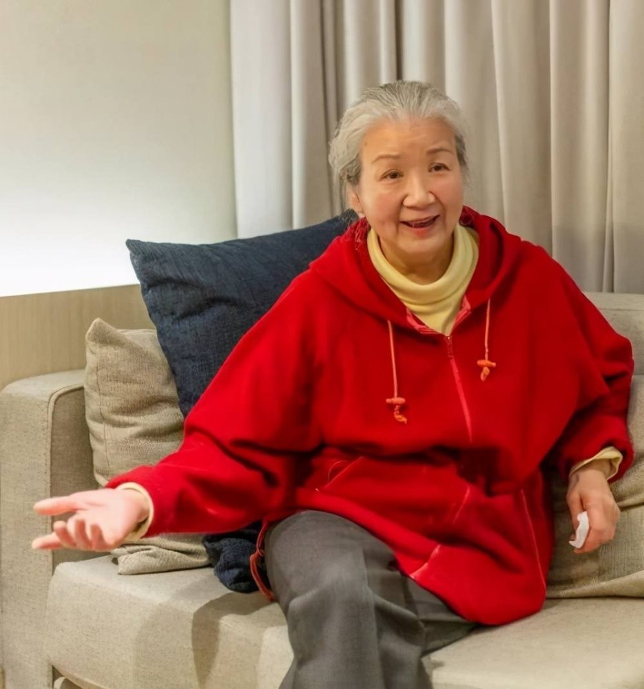 这才是微胖奶奶想要的优雅:78岁曹翠芬穿衣很大方,越老越耐看插图10