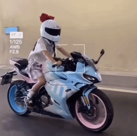 她们的经典打扮是jk短裙配玛丽珍皮鞋,白色头盔上贴个红色蝴蝶结.