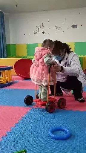 两岁孩子抠皮肤拿头撞墙小胖威利综合征患者之难