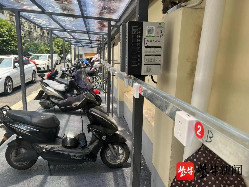 老旧小区安装了崭新充电桩居民图方便依然飞线充电