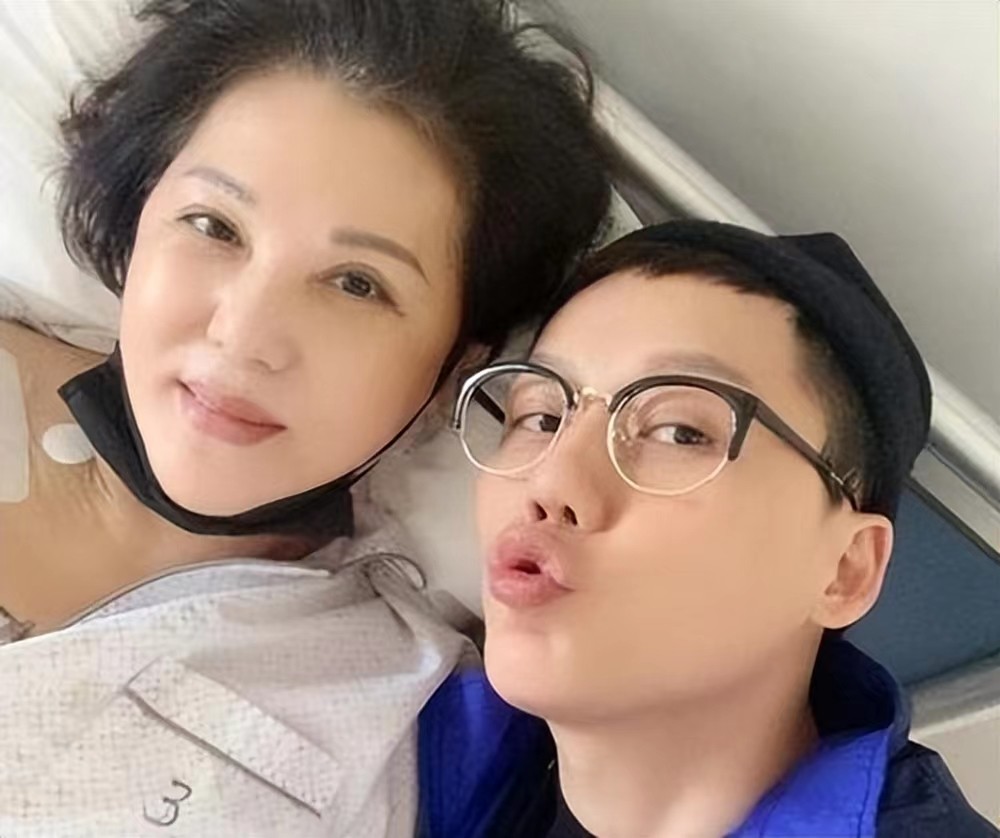 毛不易给妈妈发信息刘维用妈妈的账号发文鼓励自己亲人离世后应不应该