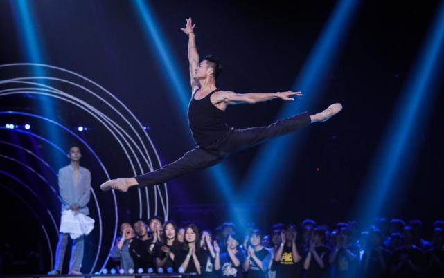 许多中国观众是通过《舞蹈风暴2》认识陈镇威的,他在节目中以高超的舞