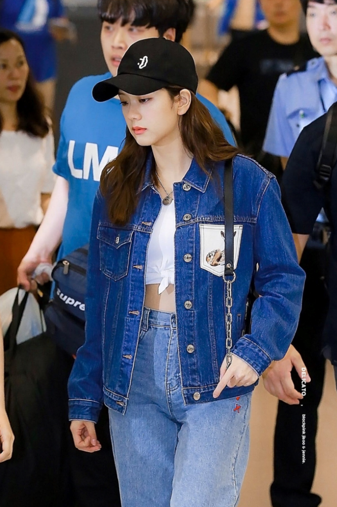 11.迷人的街拍照jisoo太美了,连她的街拍照片都像电影海报!