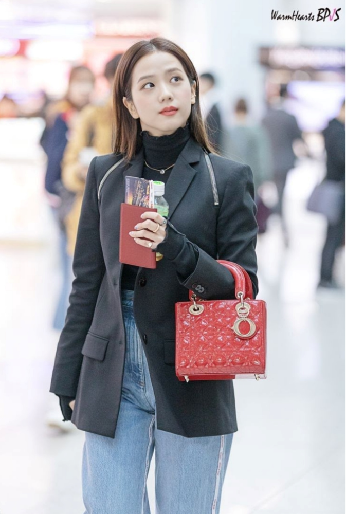 jisoo太美了,连她的街拍照片都像电影海报!