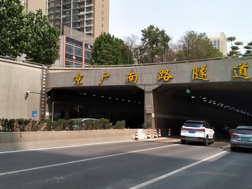 郑州京广路隧道加装逃生梯邻妹妹现场体验