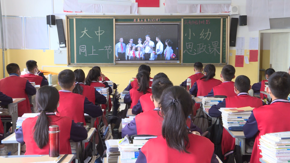 铸牢中华民族共同体意识轮台县第三中学铸牢中华民族共同体意识同上一